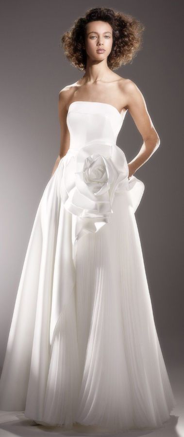 Свадебное платье от Viktor & Rolf. Лиф без бретелек, сатиновая драпированная роза, плиссированная юбка из органзы. Коллекция Весна-Лето 2020