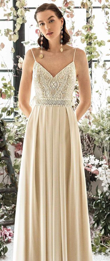 Приталенное, длинное свадебное платье на тонких бретелях. Metropolitan Collection 2020 Wedding Dresses