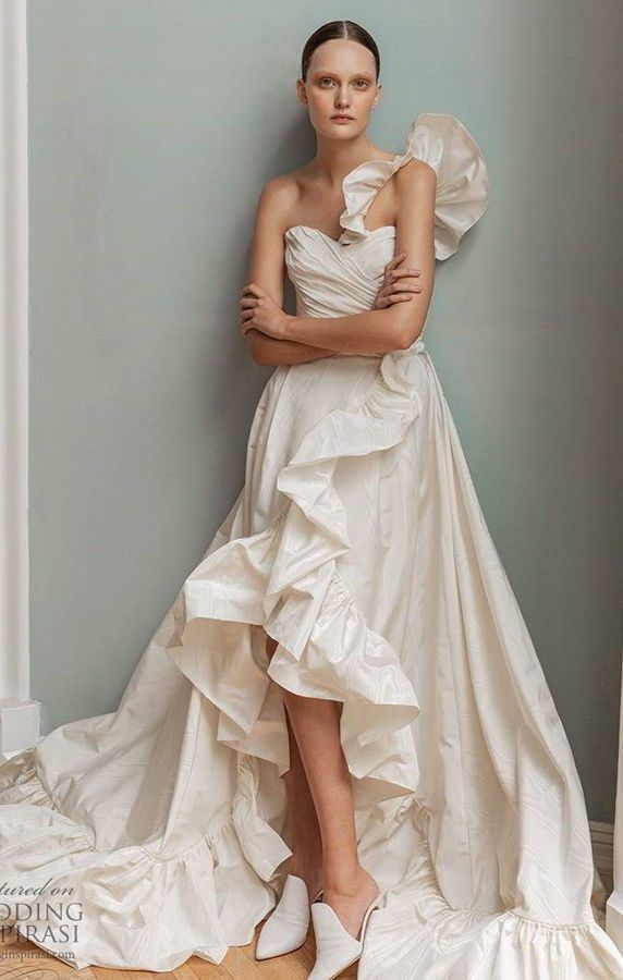 Пышное, свадебное платье с рюшами в стиле High Low. Francesca Miranda Spring 2020 Wedding Dresses