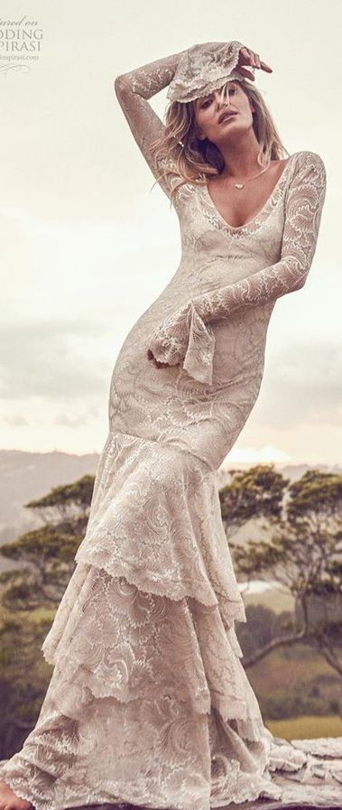 Элегантное свадебное платье от Grace Loves Lace. В платье представлены самые изысканные шампанские и серебряные кружева, созданные для того, чтобы блестеть и переливаться на коже. С лестным низким v-образным вырезом, открытой спиной, длинными рукавами с эффектной манжетой и многоуровневой юбкой-русалкой. Новая коллекция 2020