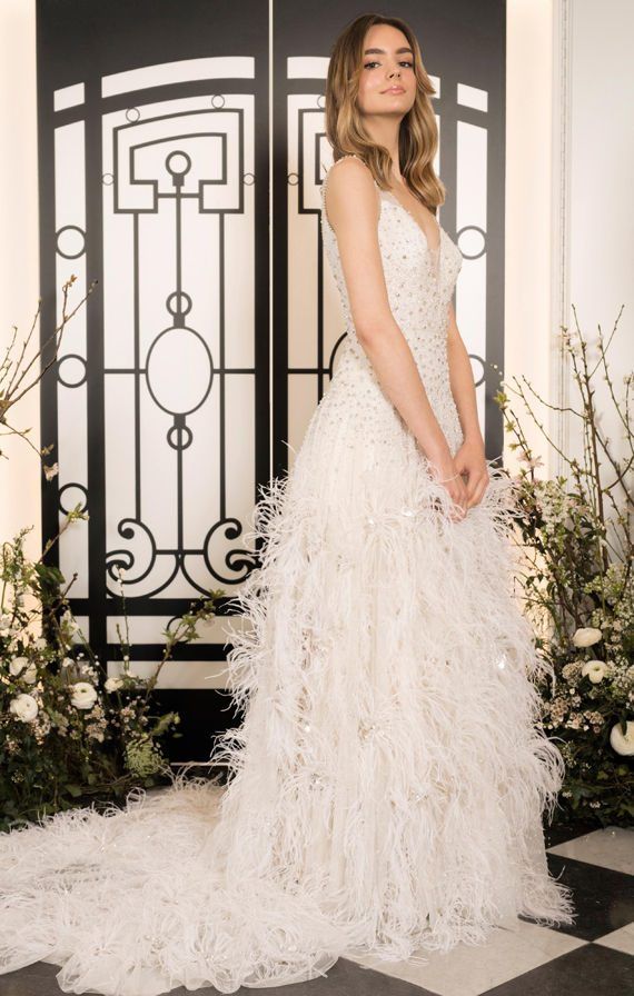 Длинное свадебное платье на тонких бретелях, с перьями и шлейфом. Jenny Packham Bridal Spring 2020 Collection