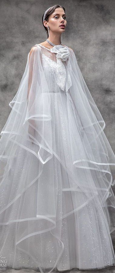Свадебное платье с длинной накидкой на плечи от Victoria KyriaKides. Bridal Spring Collection 2020