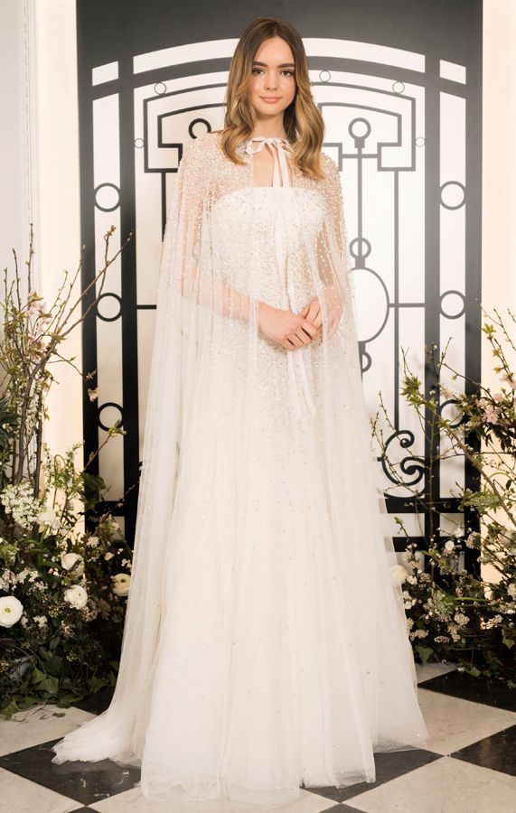 Свадебное платье с длинной накидкой на плечи от Jenny Packham. Новая свадебная коллекция 2020